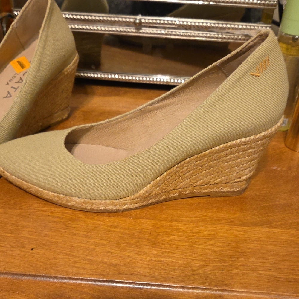 VISCATA Olive Green Pointed-Toe Women's Pumps - Picture 2 of 3